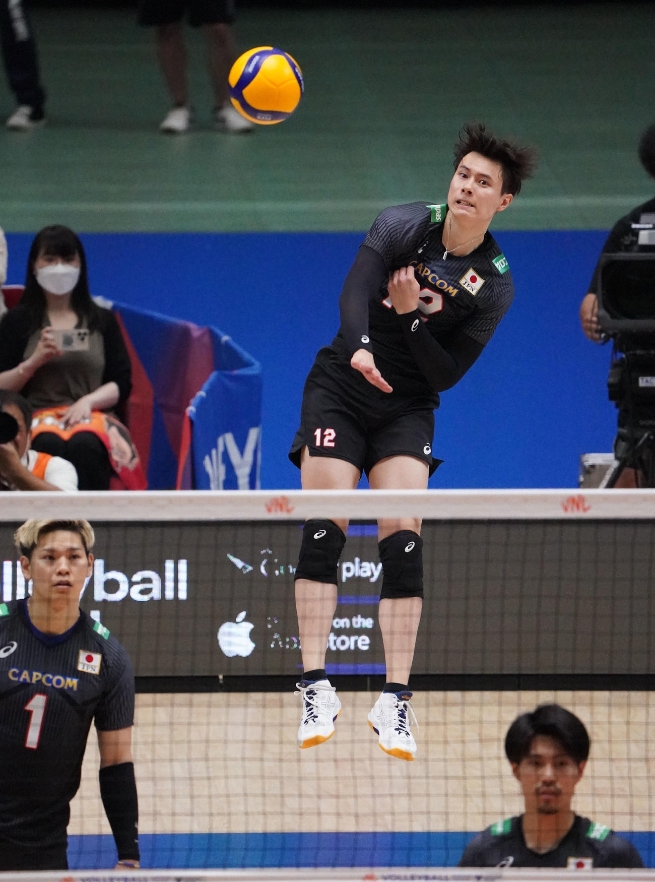 日本対セルビア　第1セット、サーブを放つ日本高橋藍（撮影・森本幸一）