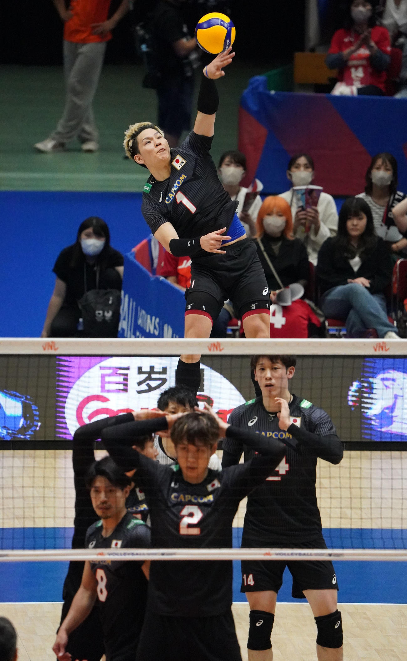 日本対セルビア　第1セット、サーブを放つ日本西田（撮影・森本幸一）