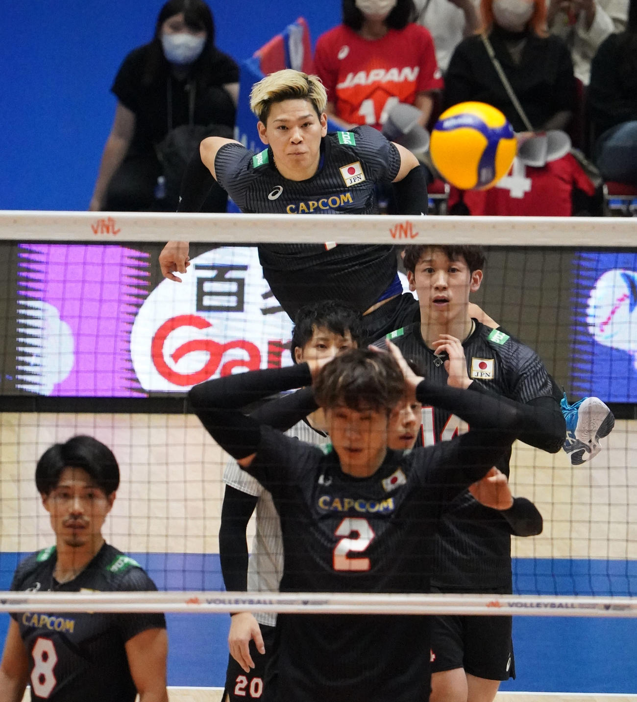 日本対セルビア　第1セット、サーブを放つ日本西田（撮影・森本幸一）