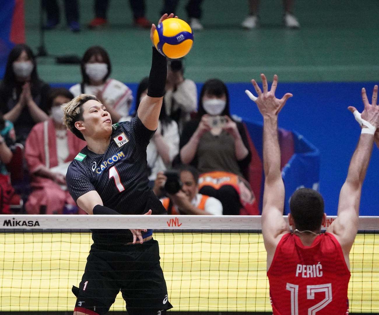 日本対セルビア　第1セット、スパイクを放つ日本西田（左）（撮影・森本幸一）