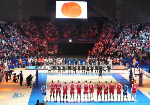 日本対セルビア　試合前、国歌斉唱（撮影・森本幸一）