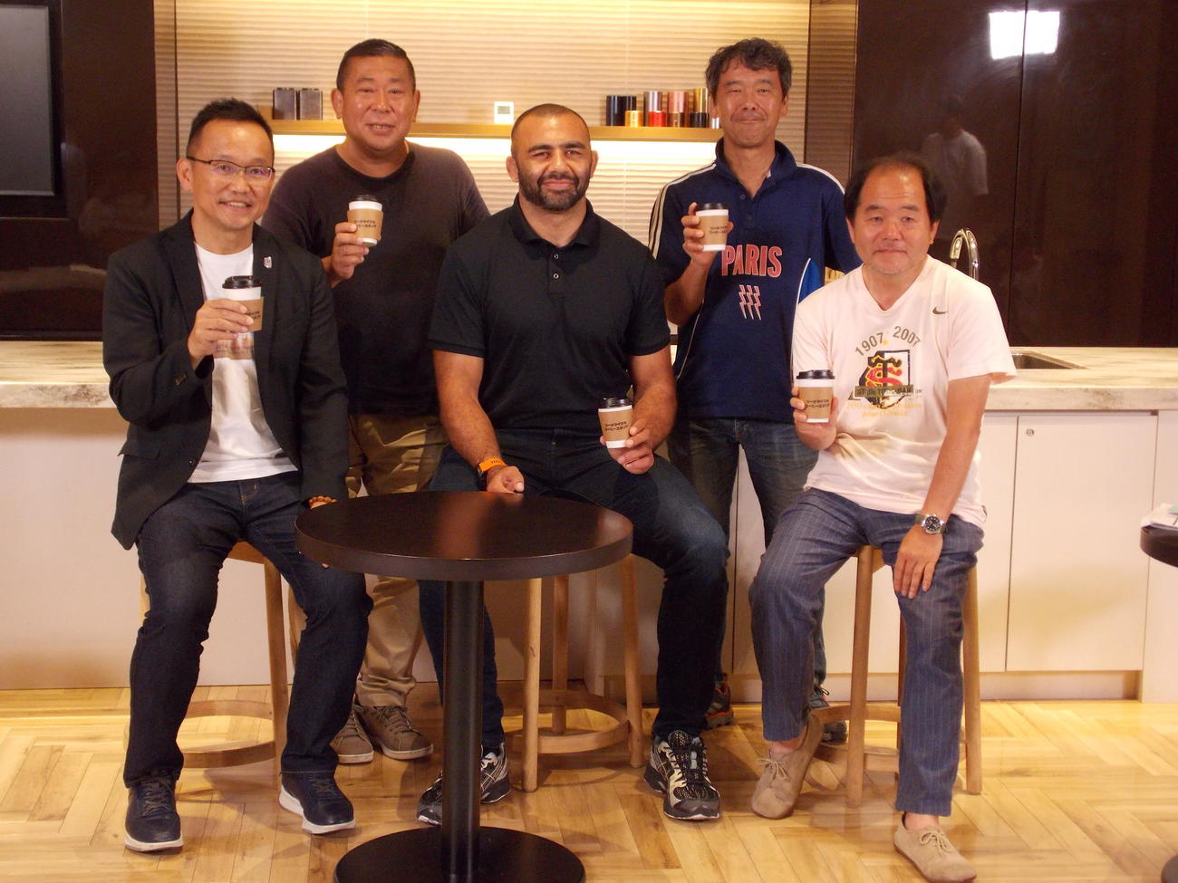 トークイベントを終えて笑顔を見せる日本代表リーチ・マイケル（前列中央）と出演したラグビーメディアの記者たち（撮影・松本航）