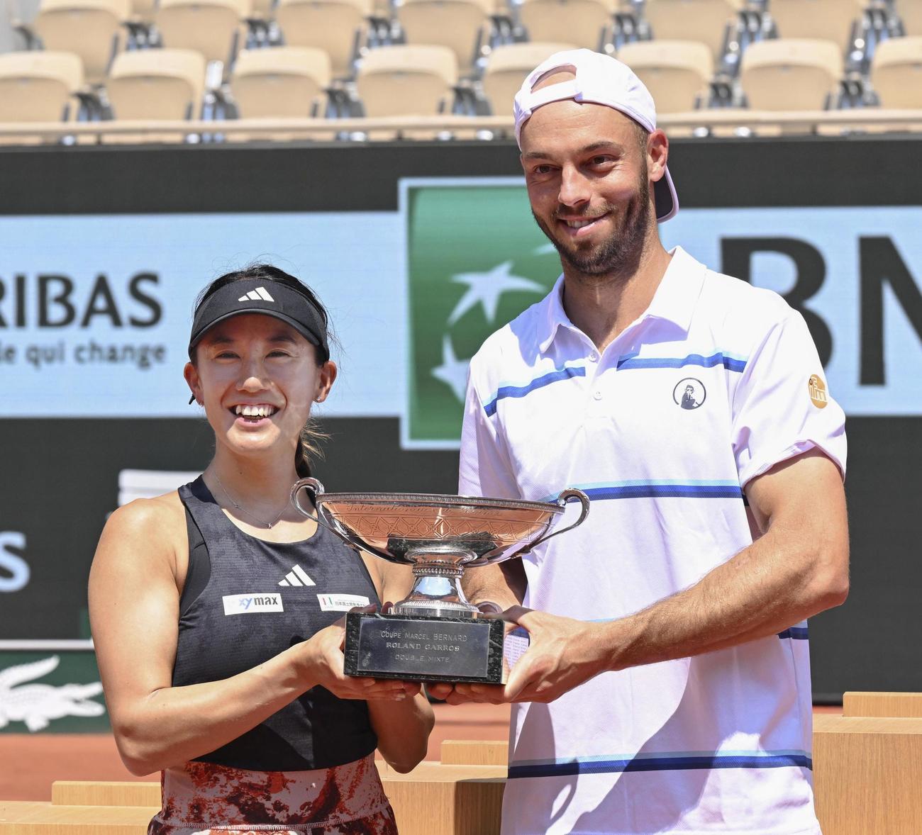 混合ダブルスで優勝し、トロフィーを手に笑顔の加藤未唯（左）、ティム・プッツ組（共同）