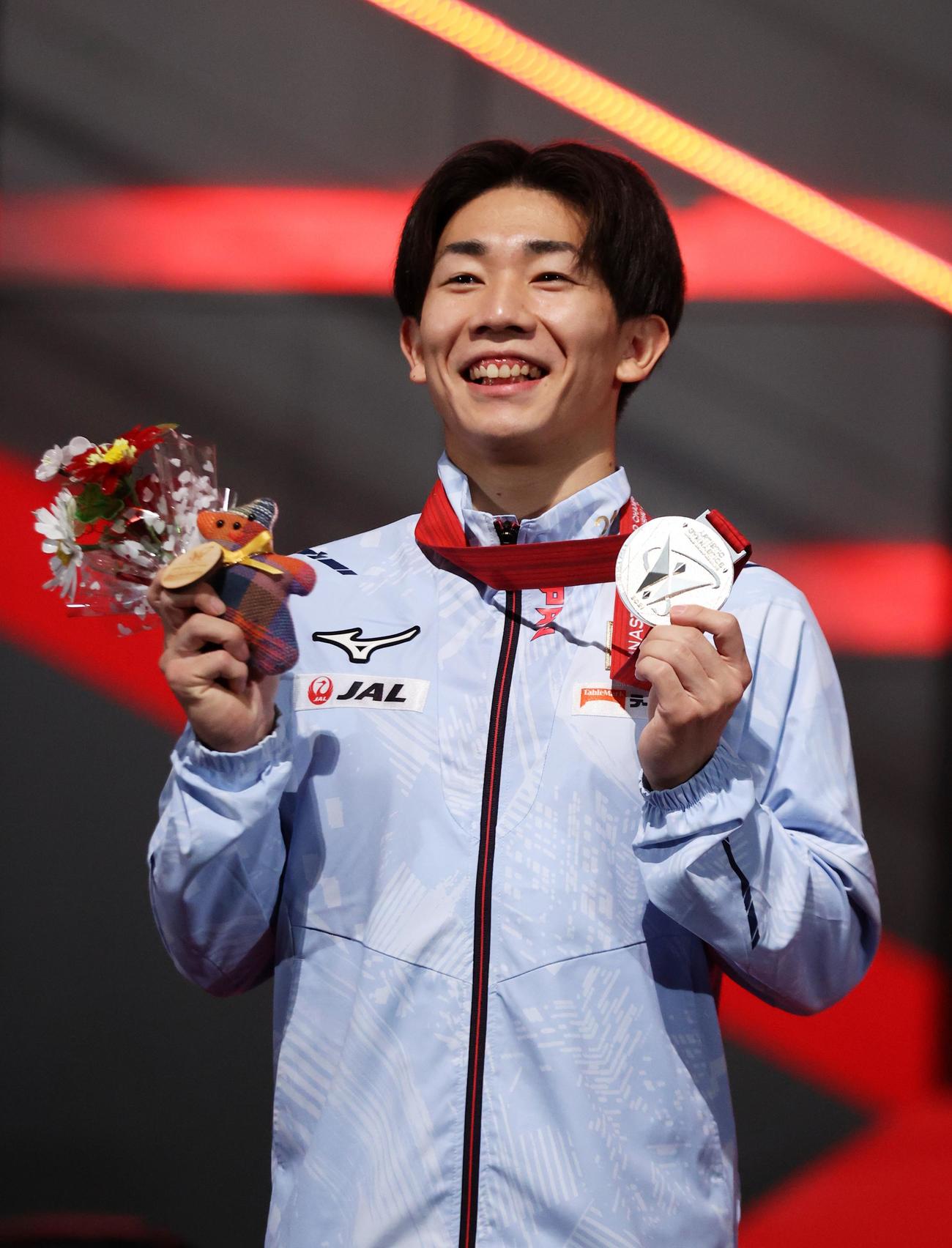 体操世界選手権男子種目別床運動で銀メダルを手にする南一輝（2021年10月23日撮影）
