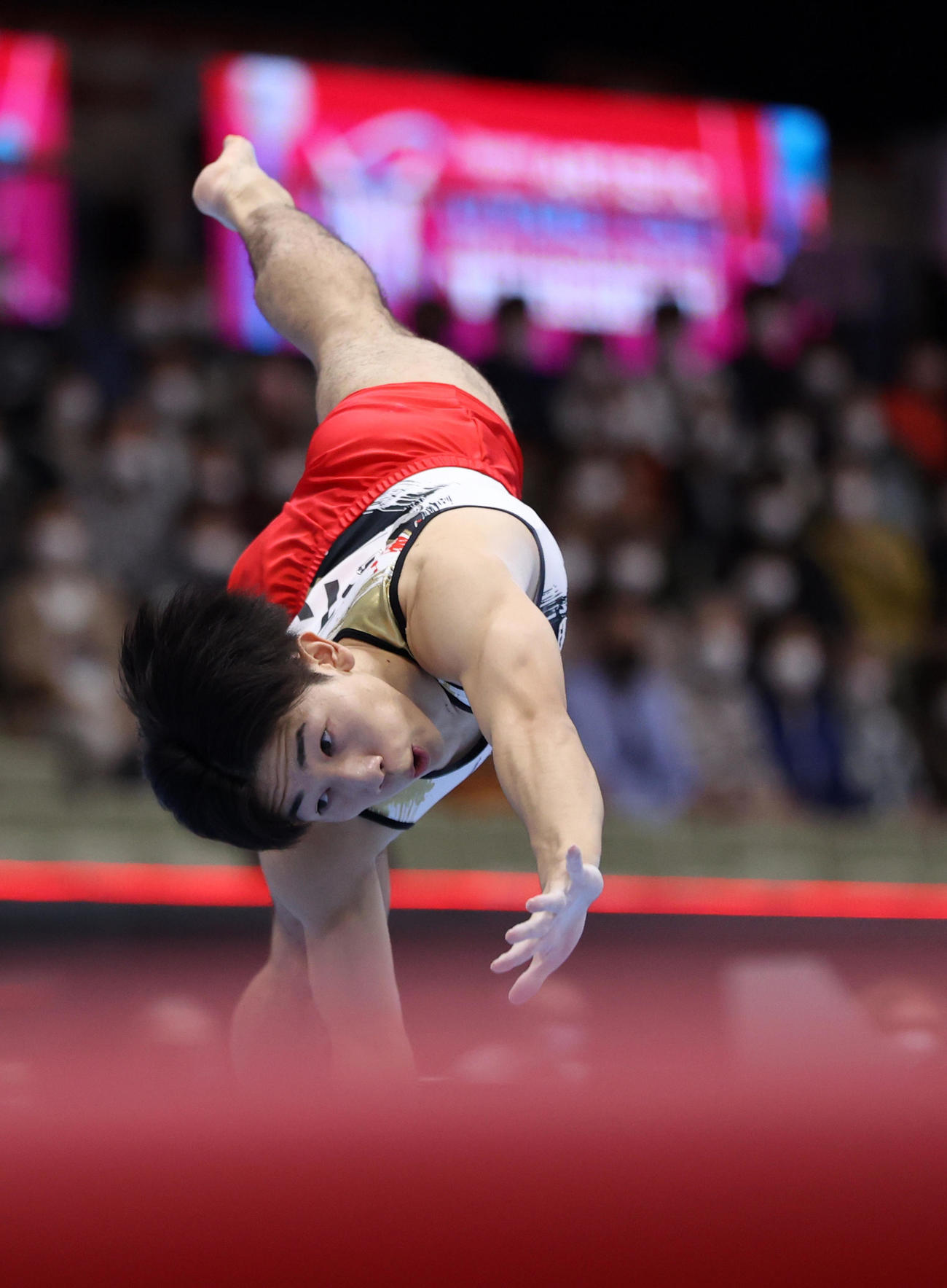 体操世界選手権男子種目別決勝の床運動で演技する南一輝（2021年10月23日撮影）