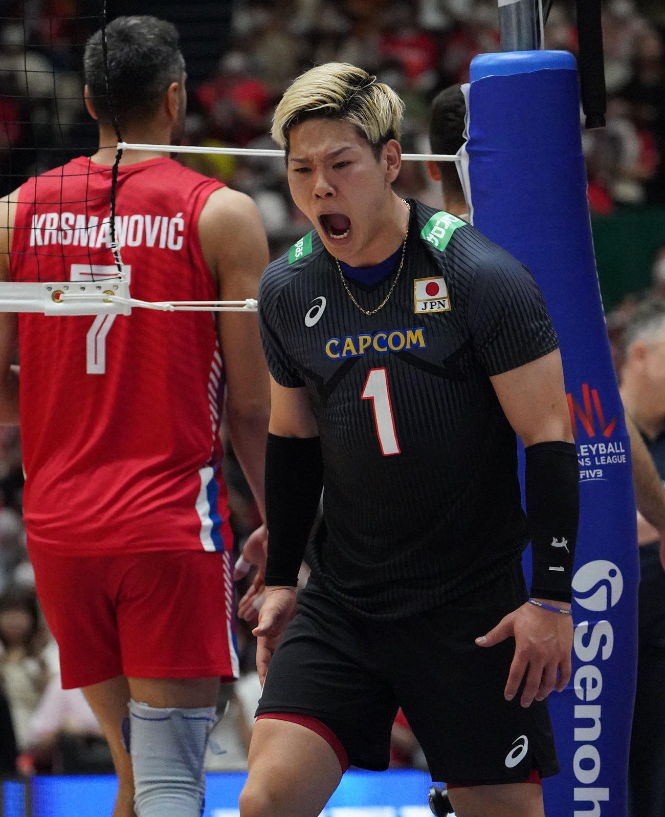 日本対セルビア　第3セット、ポイントを奪い拳を握りほえる日本西田（右）（撮影・森本幸一）