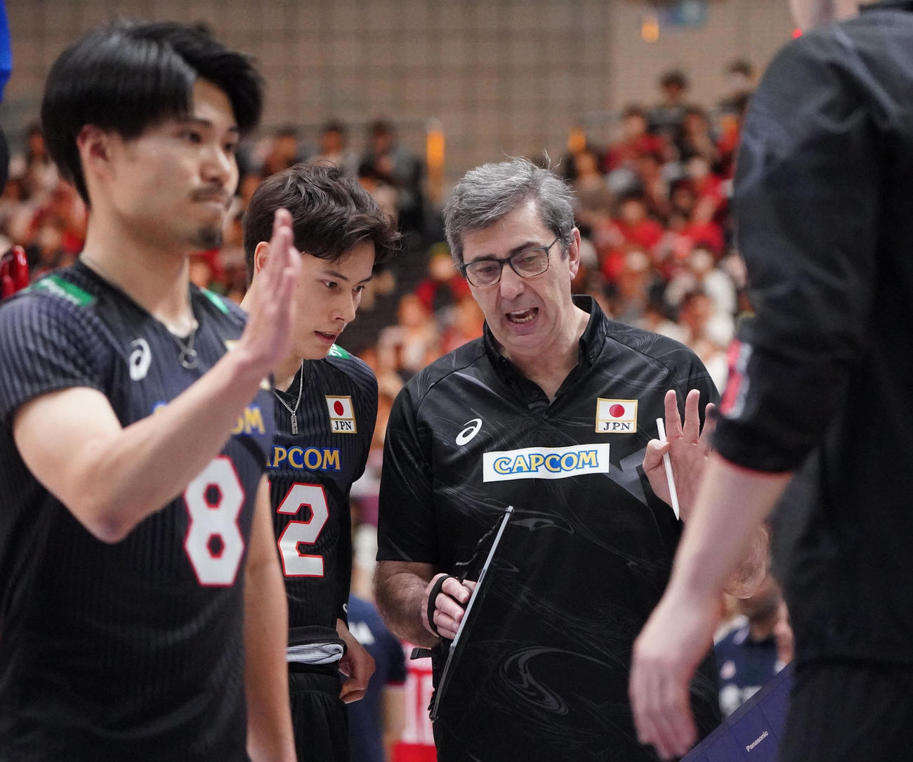 日本対セルビア　第3セット、選手に声をかける日本ブラン監督（中央）（撮影・森本幸一）