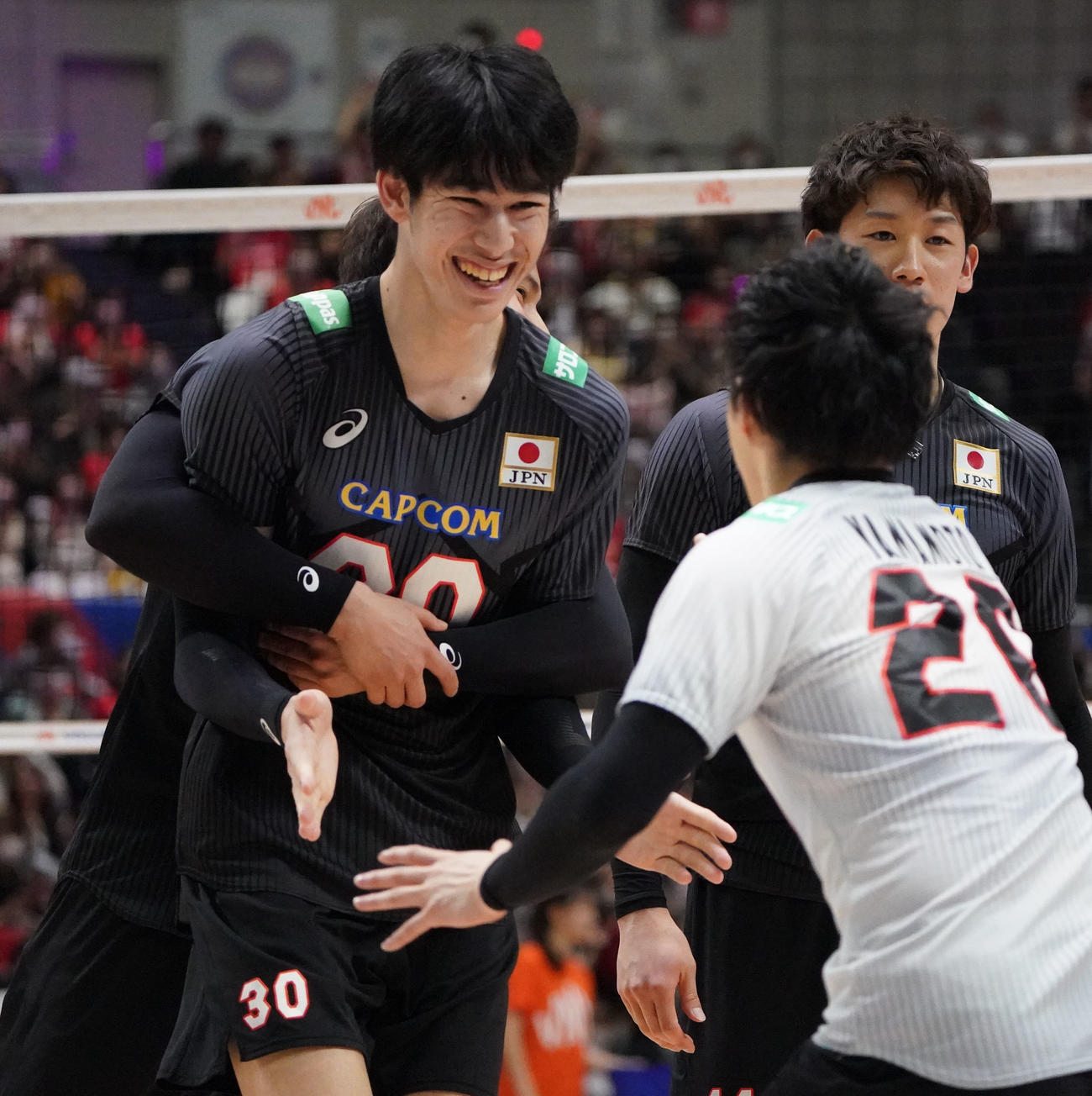 日本対セルビア　第3セットを25ー23で勝利し喜ぶ甲斐（左）（撮影・森本幸一）