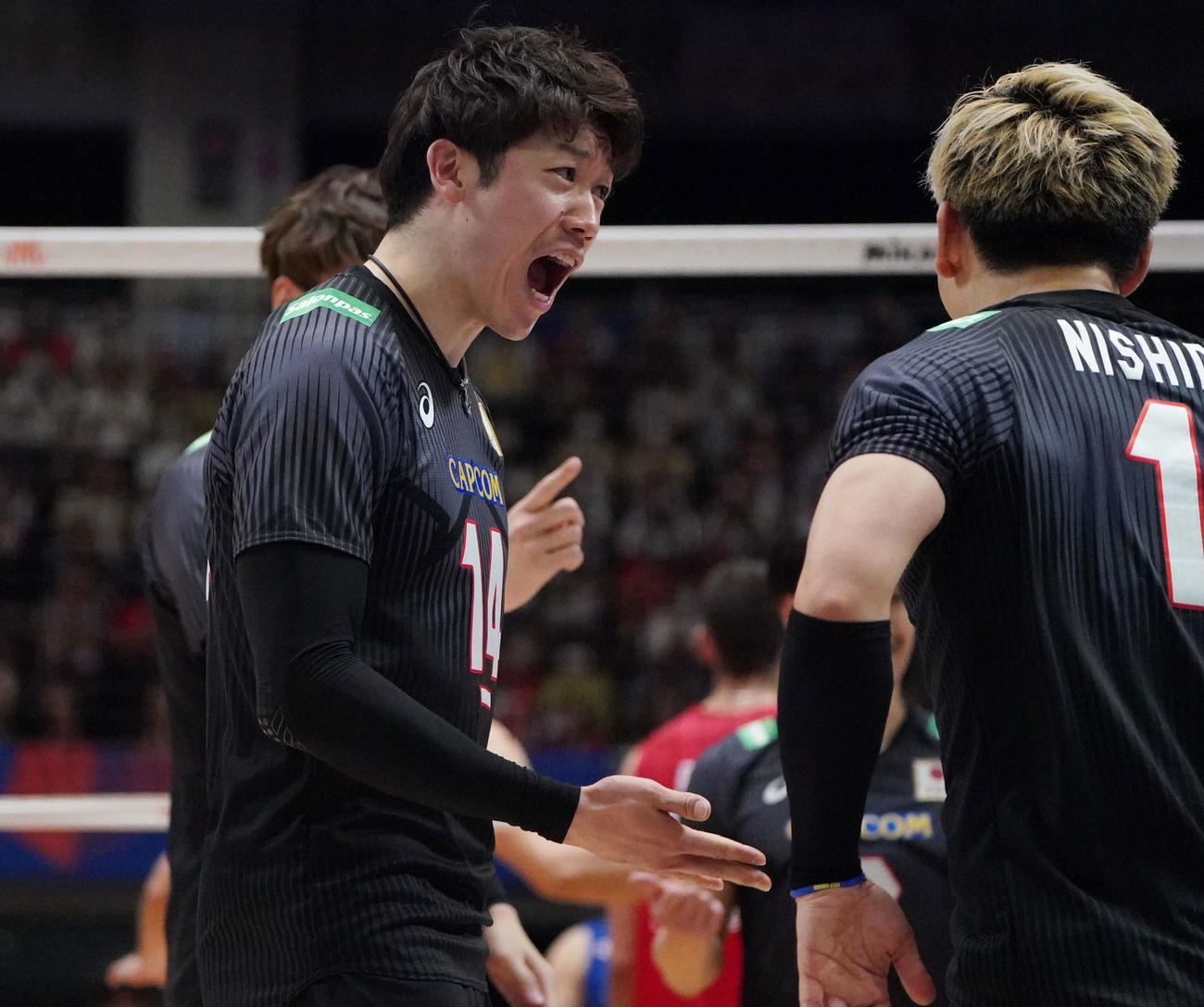 日本対セルビア　第3セット、ポイントを奪い西田とタッチを交わす石川（左）（撮影・森本幸一）