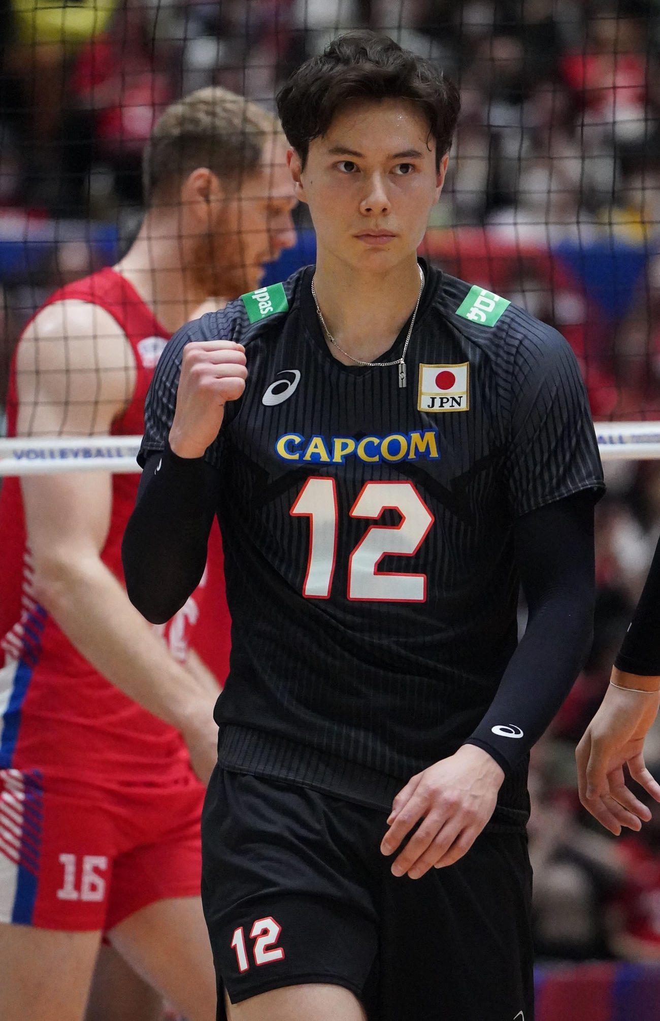 日本対セルビア　第3セット、ポイントを奪い拳を握る日本高橋藍（撮影・森本幸一）