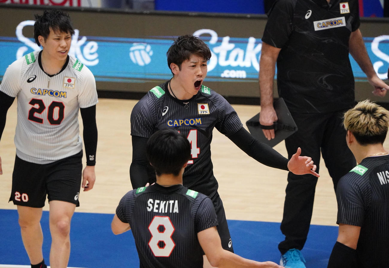 日本対セルビア　第2セット、ポイント獲得し仲間を鼓舞する日本石川（中央）（撮影・森本幸一）