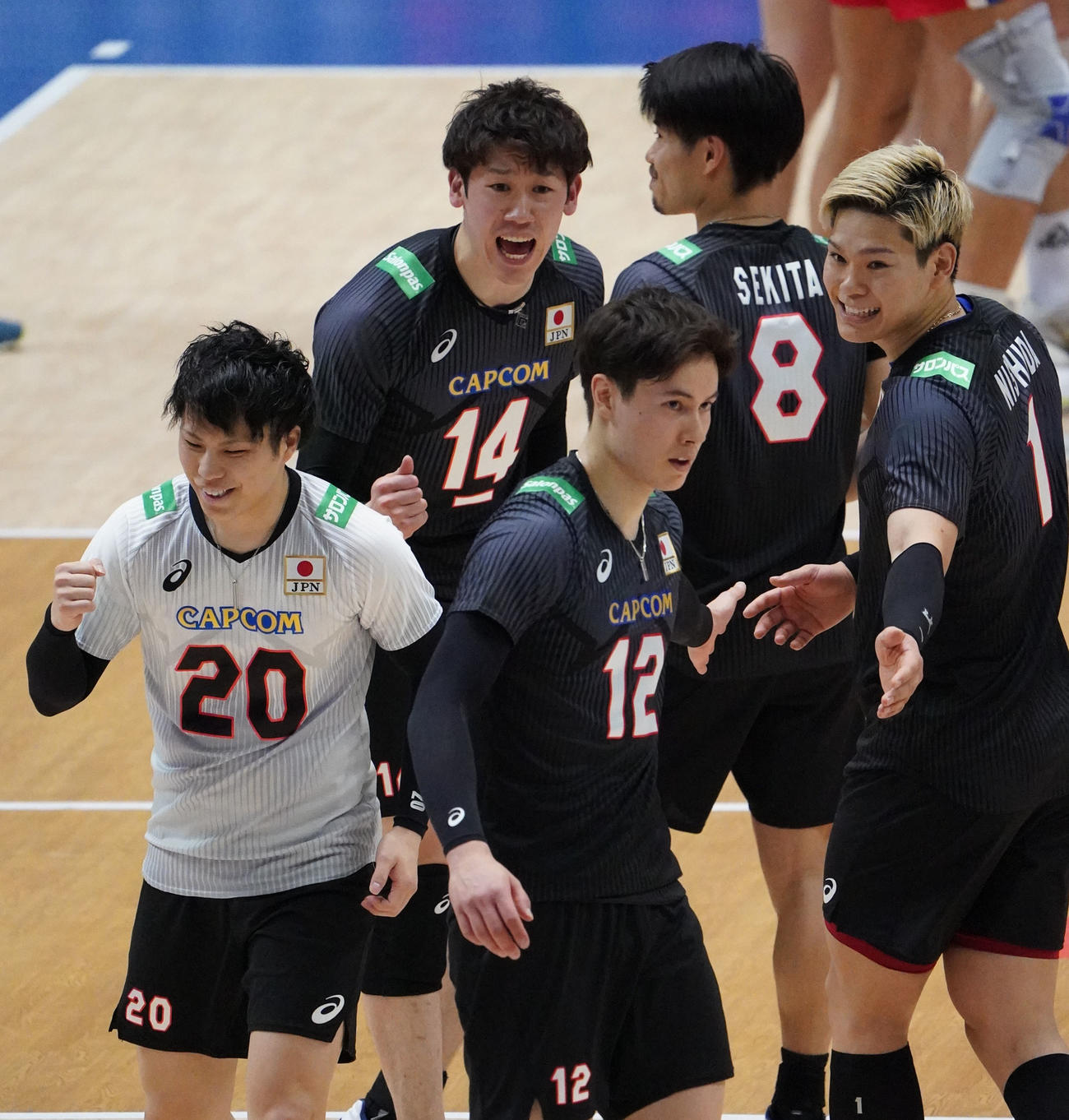 日本対セルビア　第2セット、ポイント獲得し仲間を鼓舞する日本石川（左から2人目）（撮影・森本幸一）