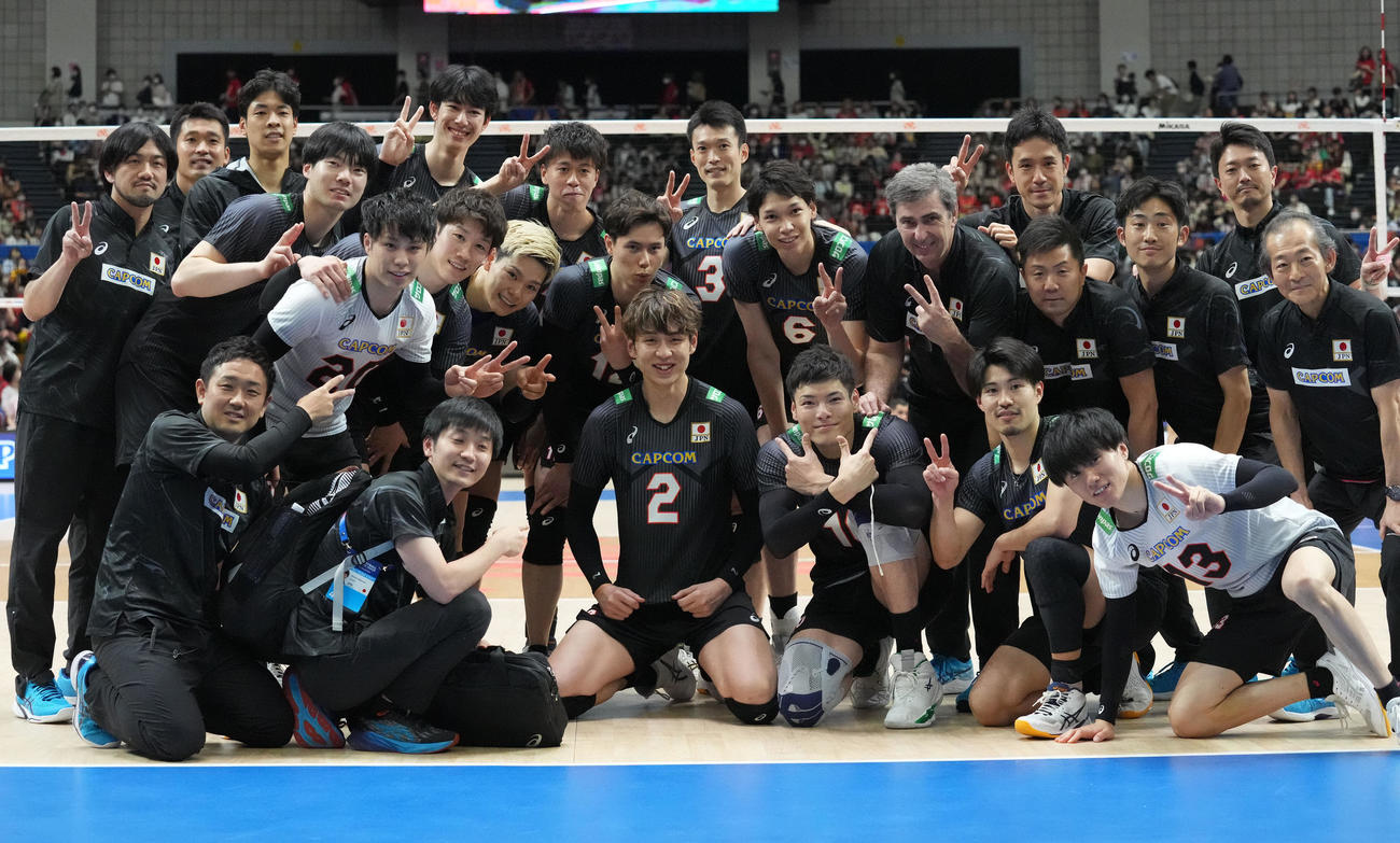 日本対セルビア　試合終了、セルビアをセットカウント3－1で勝利し喜ぶ龍神NIPPON（撮影・森本幸一）