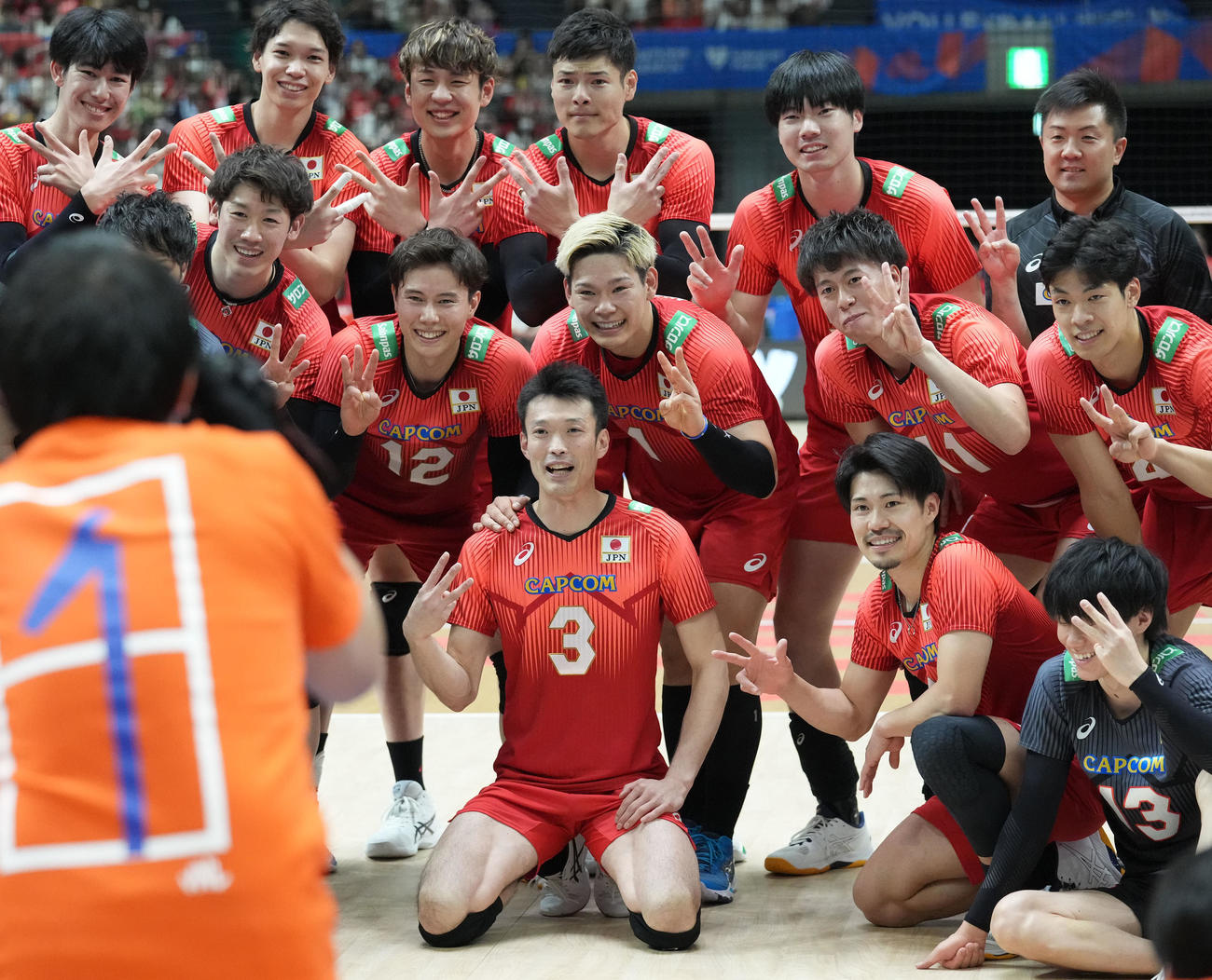 日本対ブルガリア　セットカウント3－0でブルガリアに勝利、この大会3連勝に喜ぶ龍神NIPPON（撮影・森本幸一）