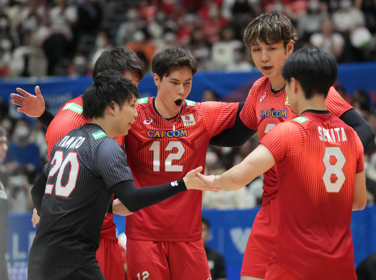 日本対ブルガリア　第3セット、メンバーと喜ぶ日本・高橋藍（中央）（撮影・森本幸一）
