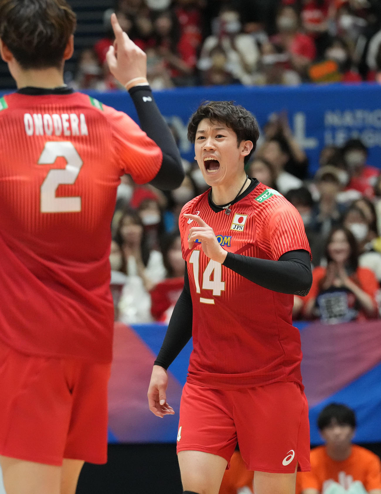 日本対ブルガリア　第3セット、ポイントを奪い喜ぶ日本石川（右）（撮影・森本幸一）