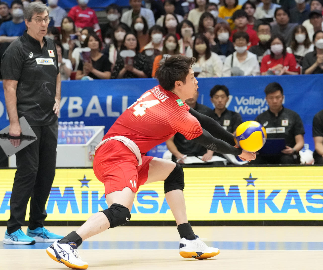 日本対ブルガリア　第3セット、レシーブする日本石川（右）（撮影・森本幸一）
