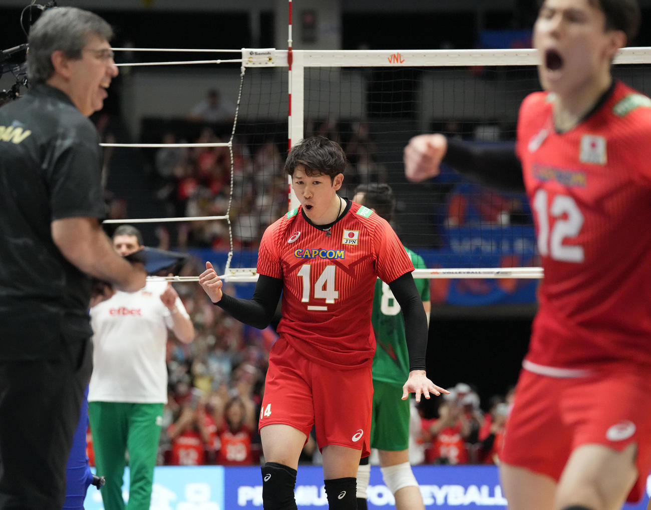 日本対ブルガリア　第3セット、マッチポイントを決めほえる日本石川（中央）（撮影・森本幸一）