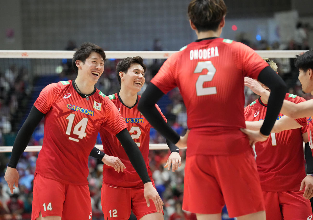 日本対ブルガリア　セットカウント3－0でブルガリアに勝利し喜ぶ日本石川（左）ら龍神NIPPON（撮影・森本幸一）