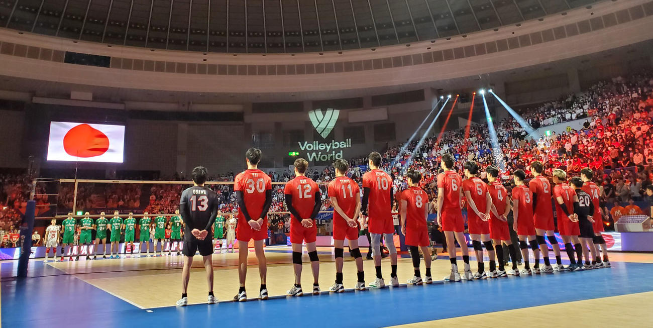 日本対ブルガリア　試合前、整列する龍神NIPPON（撮影・森本幸一）