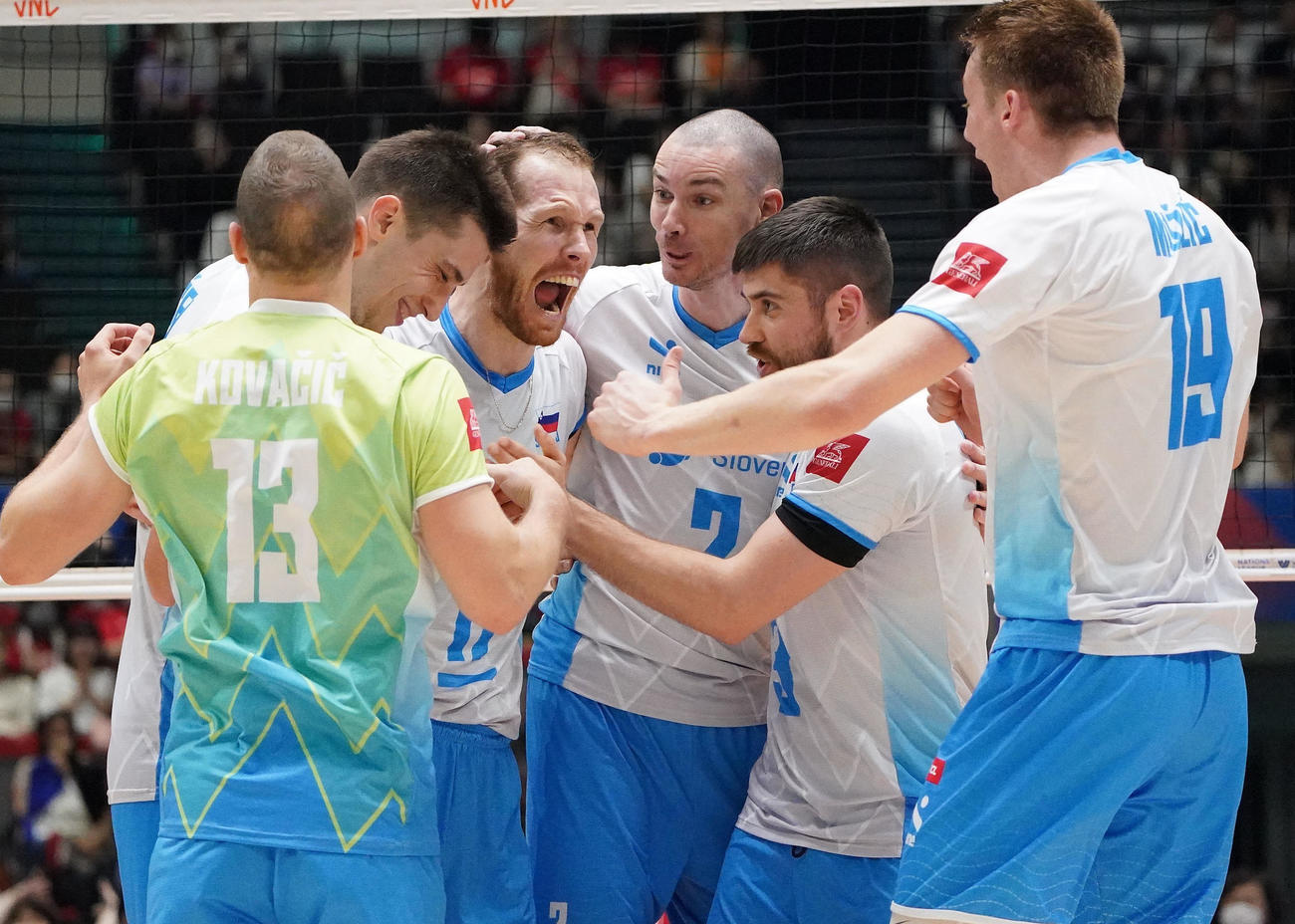 フランス対スロベニア　セットカウント3－1でフランスに勝利し喜ぶキャプテンウルナウト（左から3人目）らスロベニア代表選手たち（撮影・森本幸一）