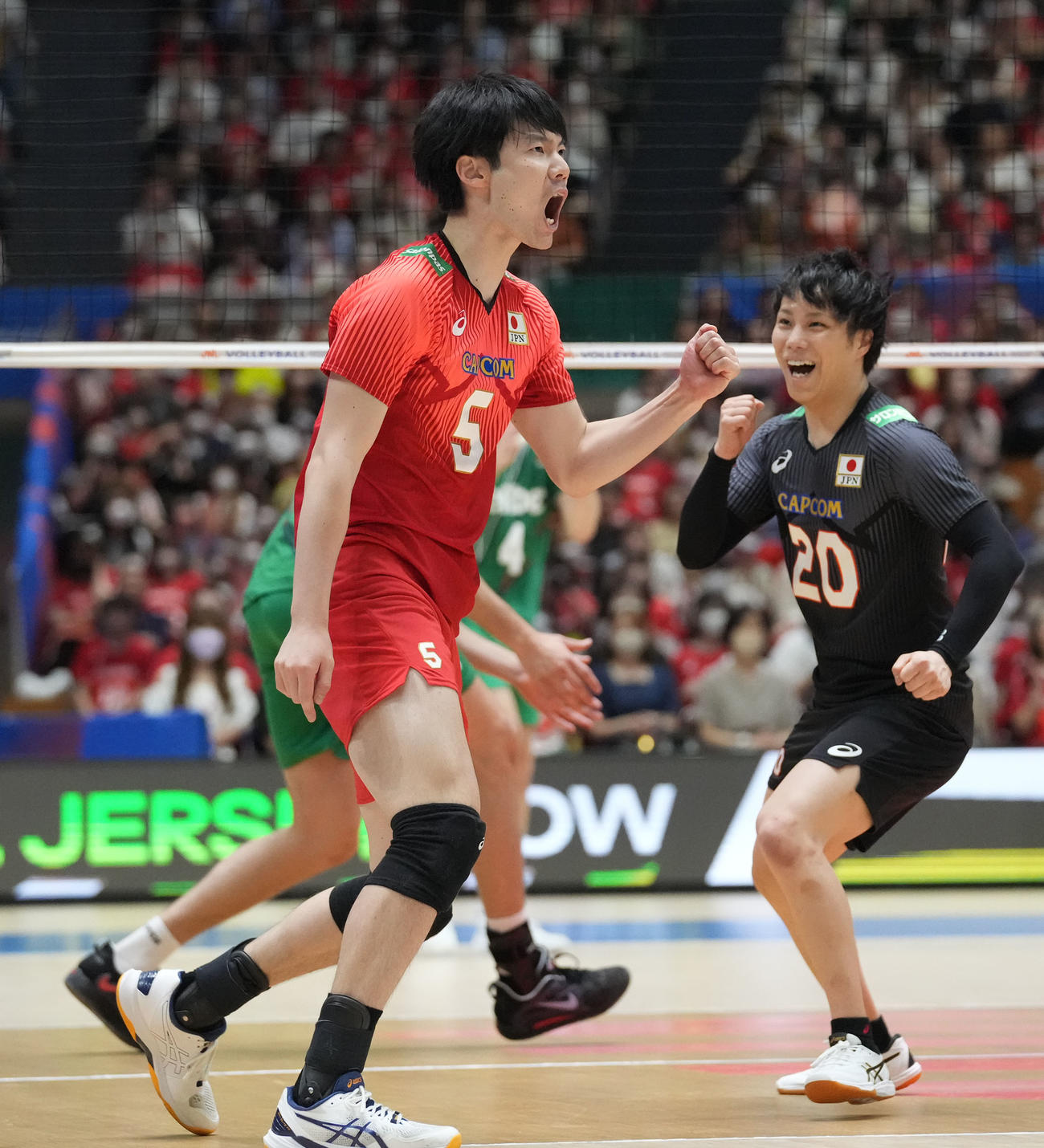日本対ブルガリア　第1セット、スパイクを決めほえる日本・大塚（左）（撮影・森本幸一）