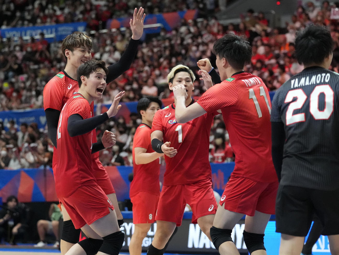 日本対ブルガリア　第1セットを25ー22で勝利し喜ぶ日本高橋藍（左から2人目）ら龍神NIPPON（撮影・森本幸一）