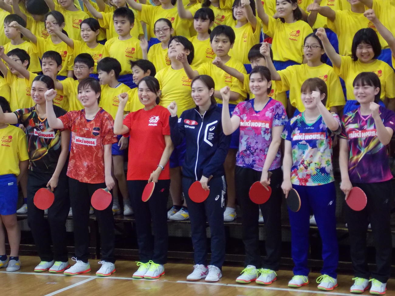 ニッタクの「遊ぼう！学ぼう！卓球チャレンジ」に参加した東京・お茶の水小学校の児童と石川佳純さん（前列右から4人目）ら（撮影・松本航）