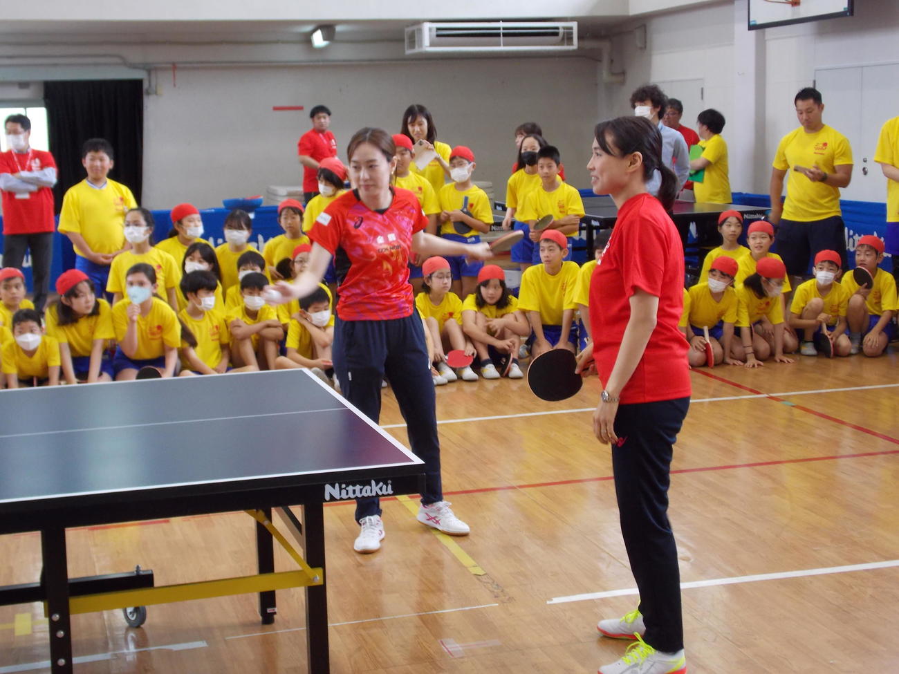 ニッタクの「遊ぼう！学ぼう！卓球チャレンジ」でダブルスを組む石川佳純さん（中央）と平野早矢香さん（右）（撮影・松本航）
