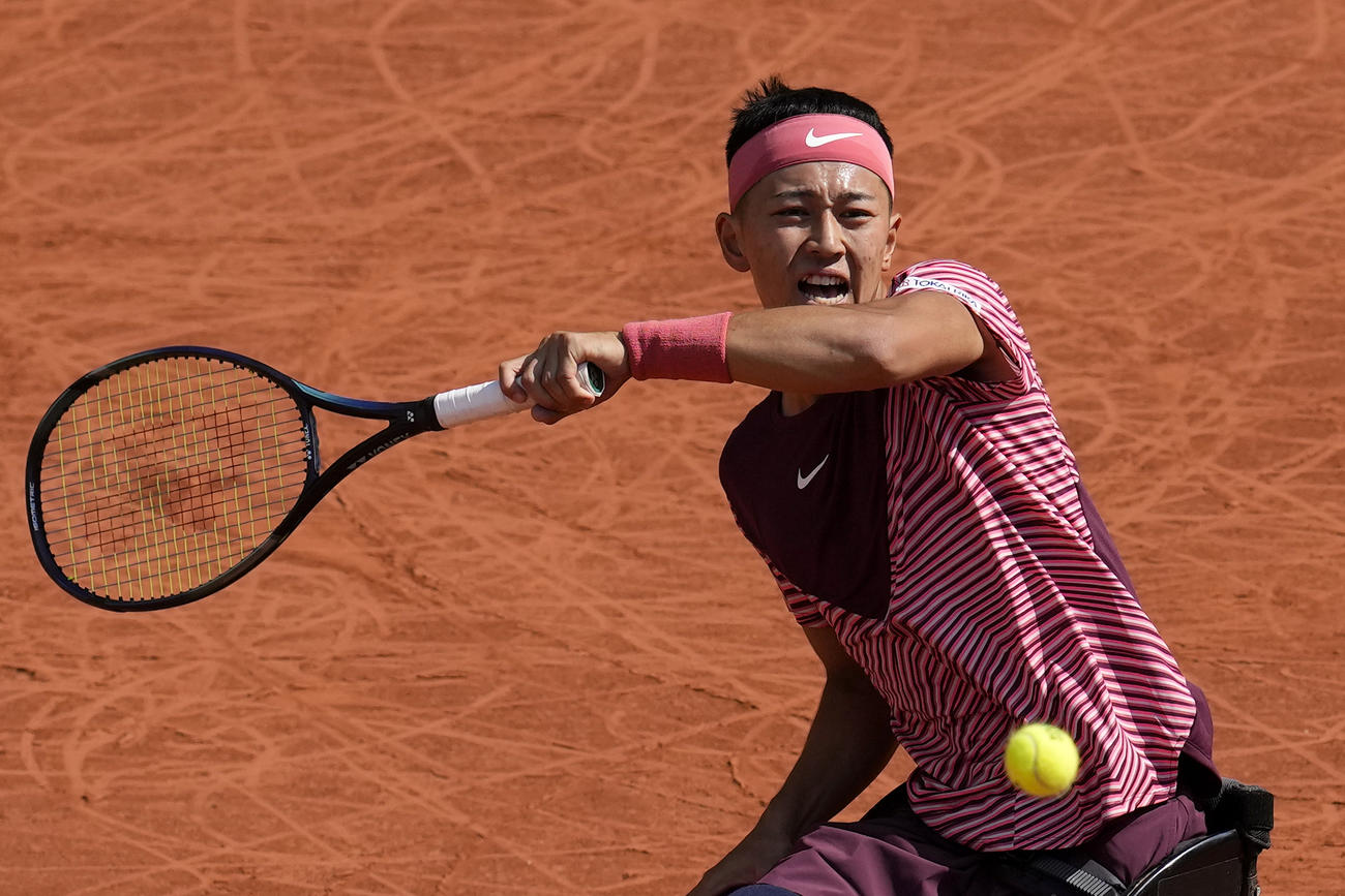 車いすテニスの男子シングルス決勝でプレーする小田凱人（AP）
