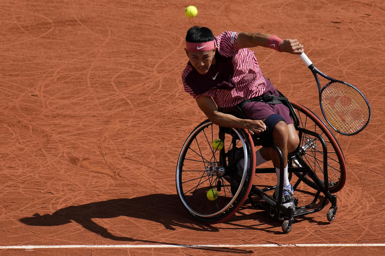 車いすテニスの男子シングルス決勝でプレーする小田凱人（AP）