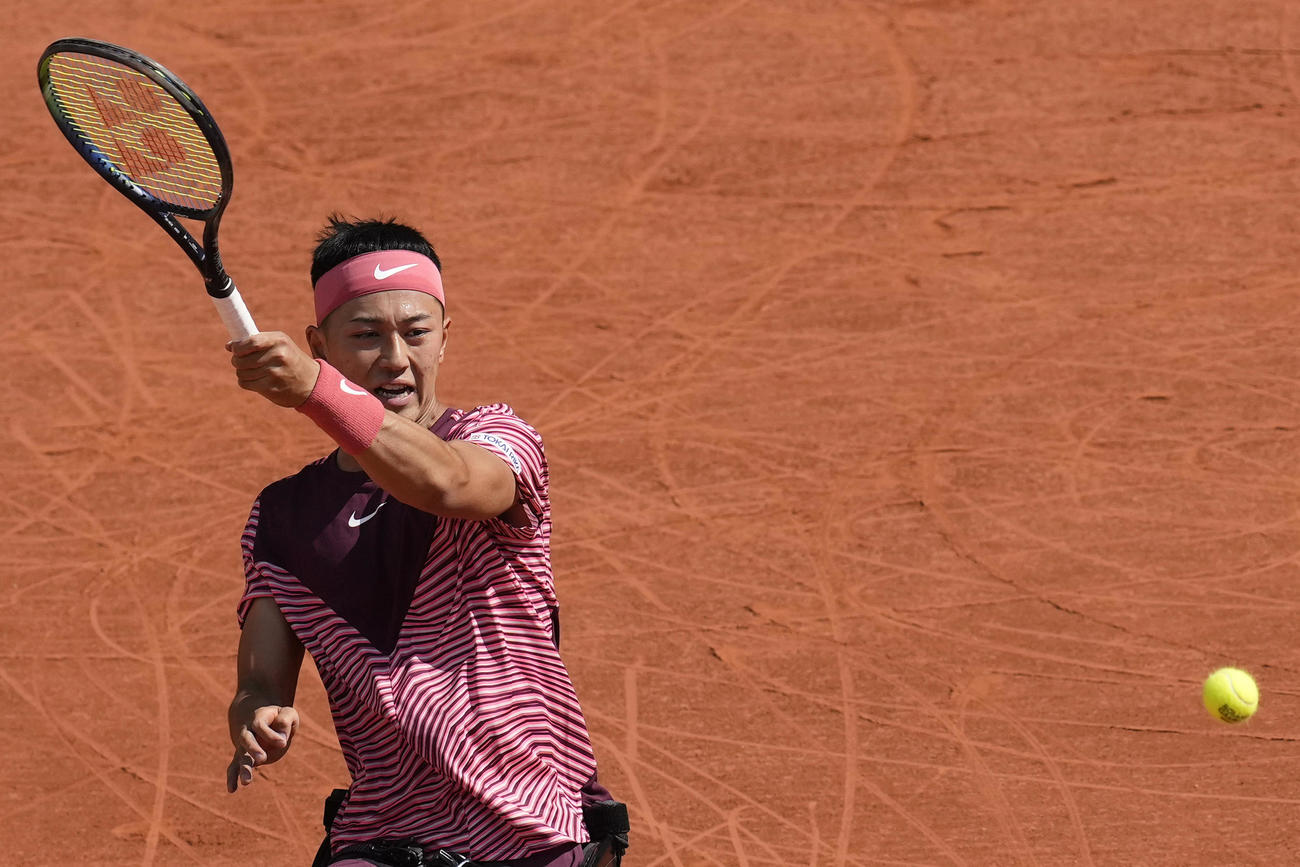 車いすテニスの男子シングルス決勝でプレーする小田凱人（AP）