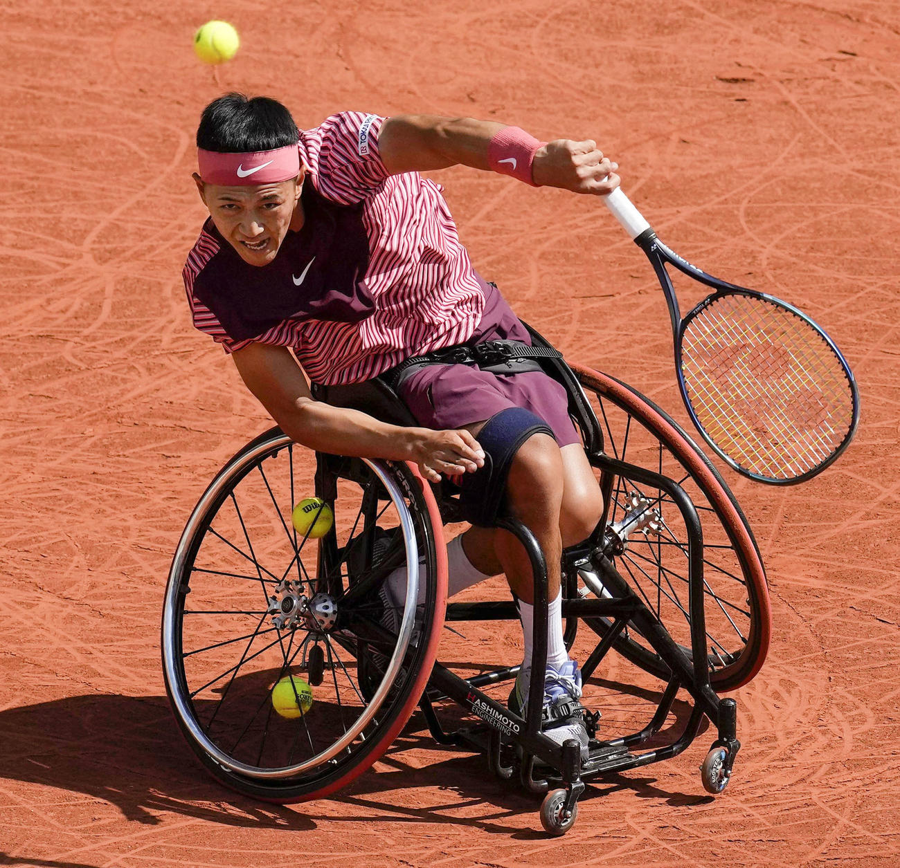 テニスの全仏オープン車いすの部男子シングルス決勝でプレーする小田（AP）