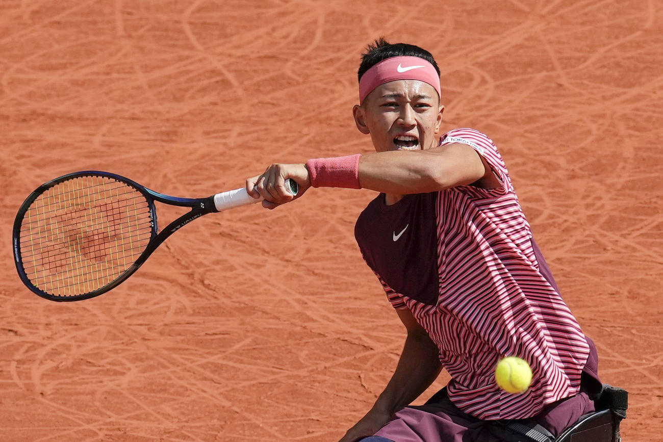 テニスの全仏オープン車いすの部男子シングルス決勝でプレーする小田凱人＝10日、パリ（AP＝共同）