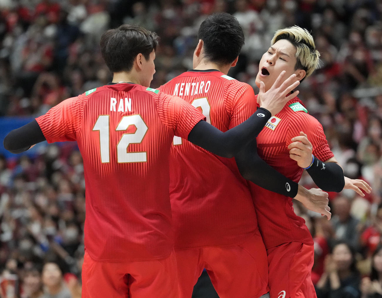 日本対ブルガリア　第3セット、スパイクを決め喜ぶ日本西田（右）（撮影・森本幸一）