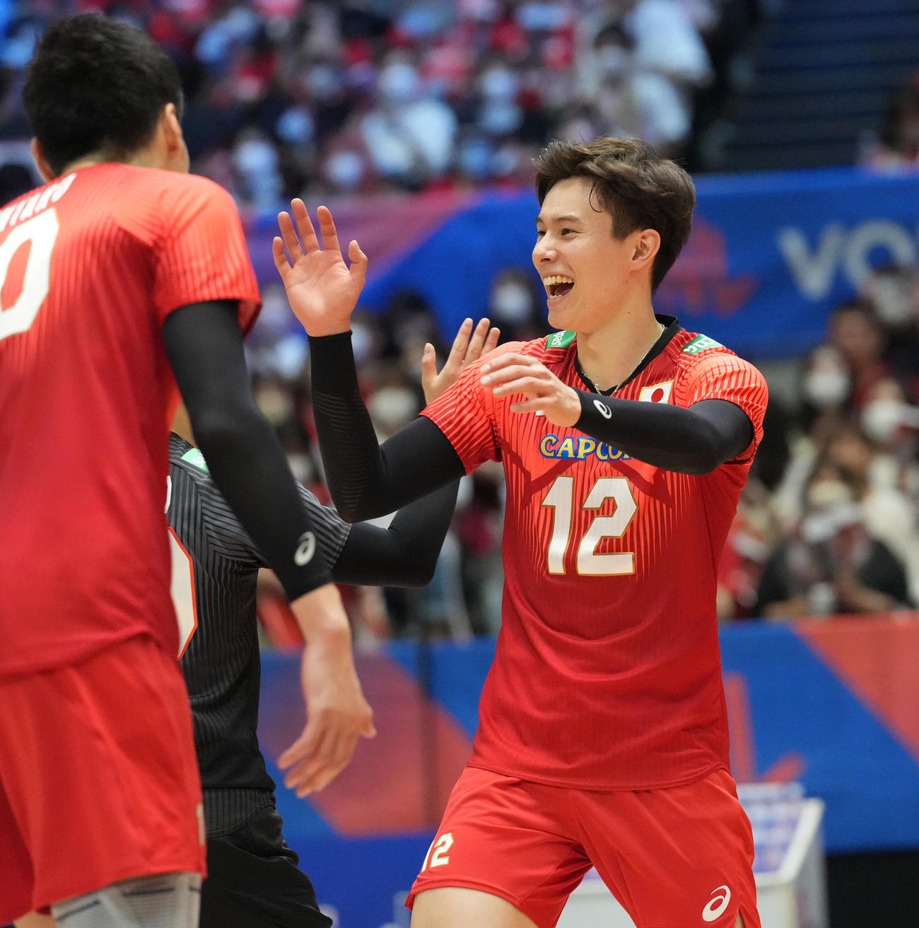 日本対ブルガリア　第3セット、ポイントを奪い喜ぶ日本高橋藍（右）（撮影・森本幸一）