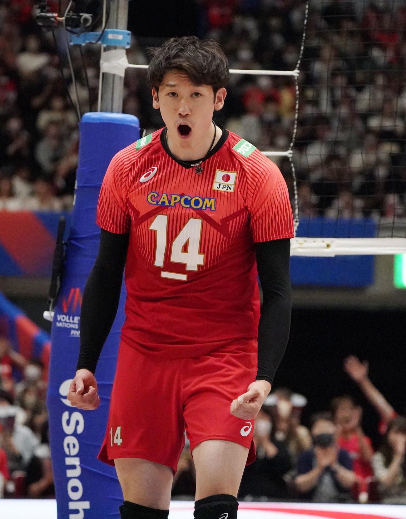 日本対ブルガリア　第1セット、ブロックを決めほえる日本石川（撮影・森本幸一）
