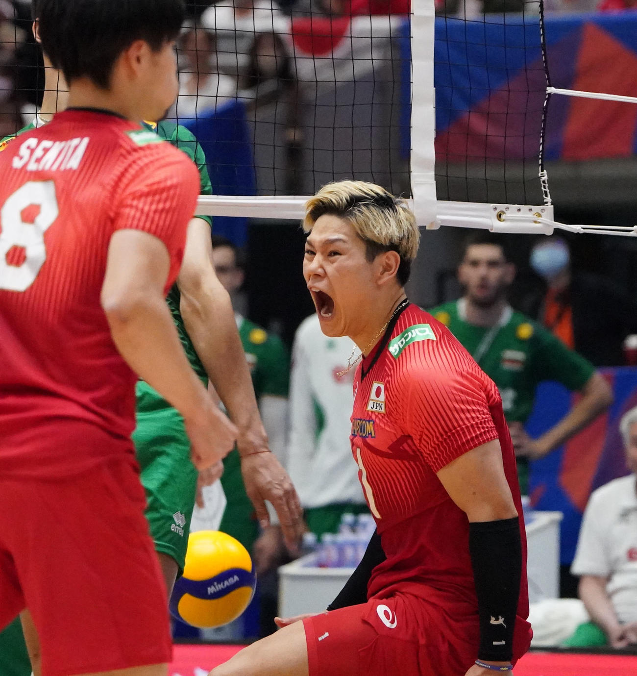 日本対ブルガリア　第1セット、スパイクを決めほえる日本西田（撮影・森本幸一）