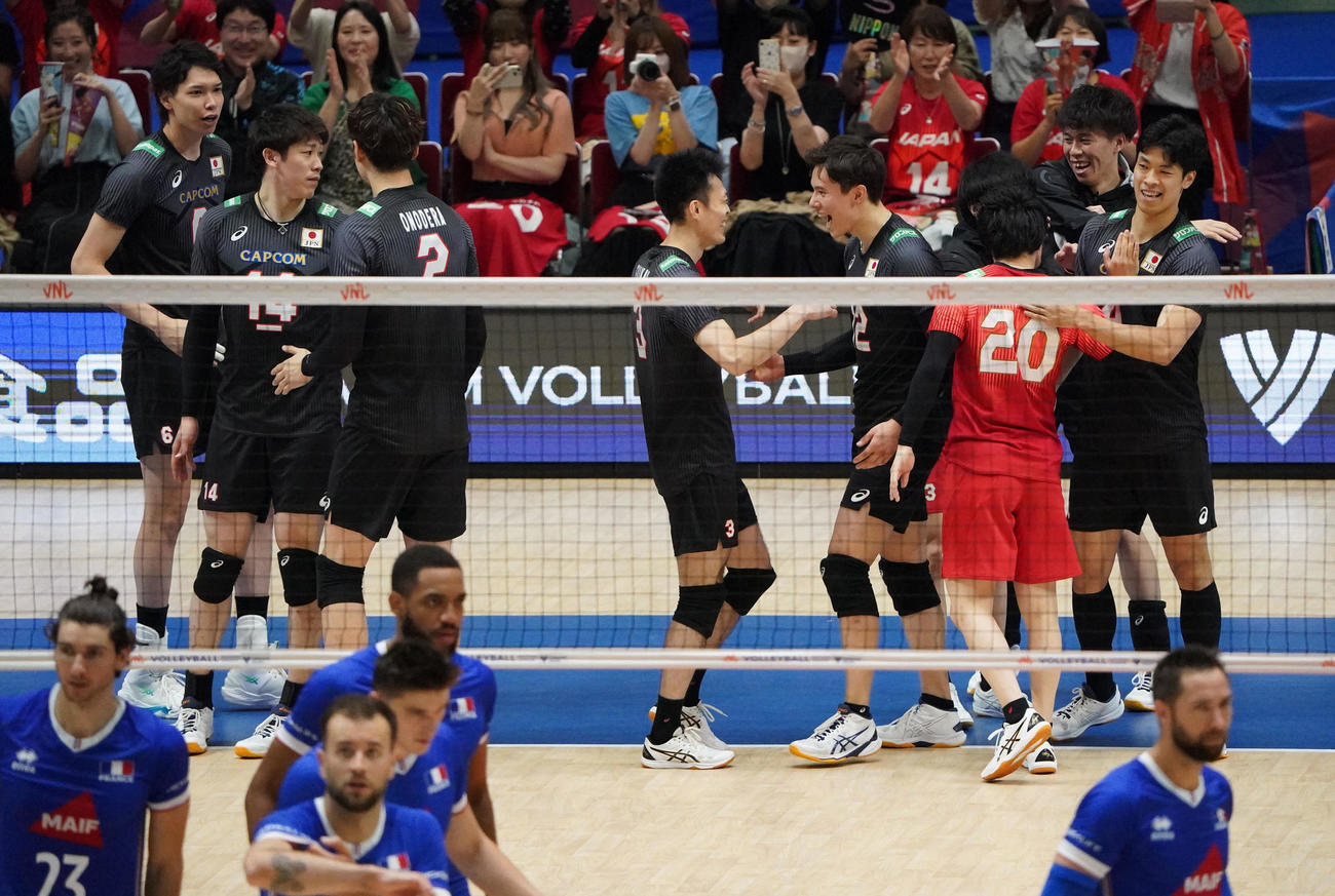 日本対フランス　第2セットを25ー22で勝利し喜ぶ龍神NIPPON（撮影・森本幸一）