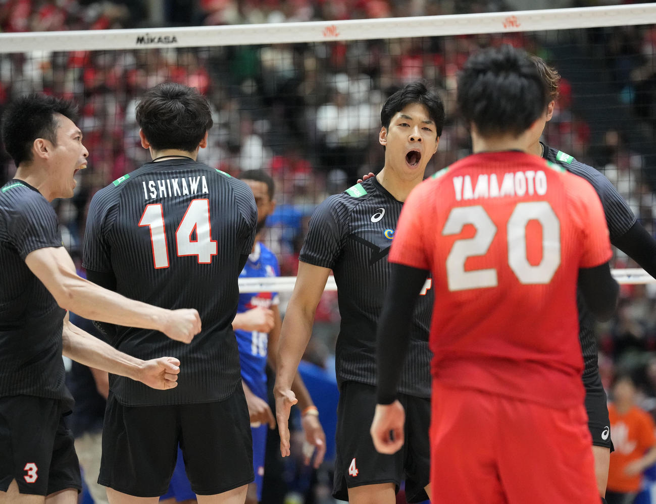 日本対フランス　第3セット、日本のポイント獲得に喜ぶ日本宮浦（右から2人目）（撮影・森本幸一）