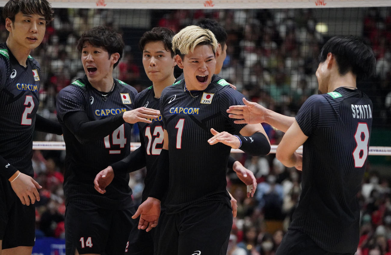 日本対フランス　第1セット、ポイントを奪い喜ぶ日本西田（中央）（撮影・森本幸一）