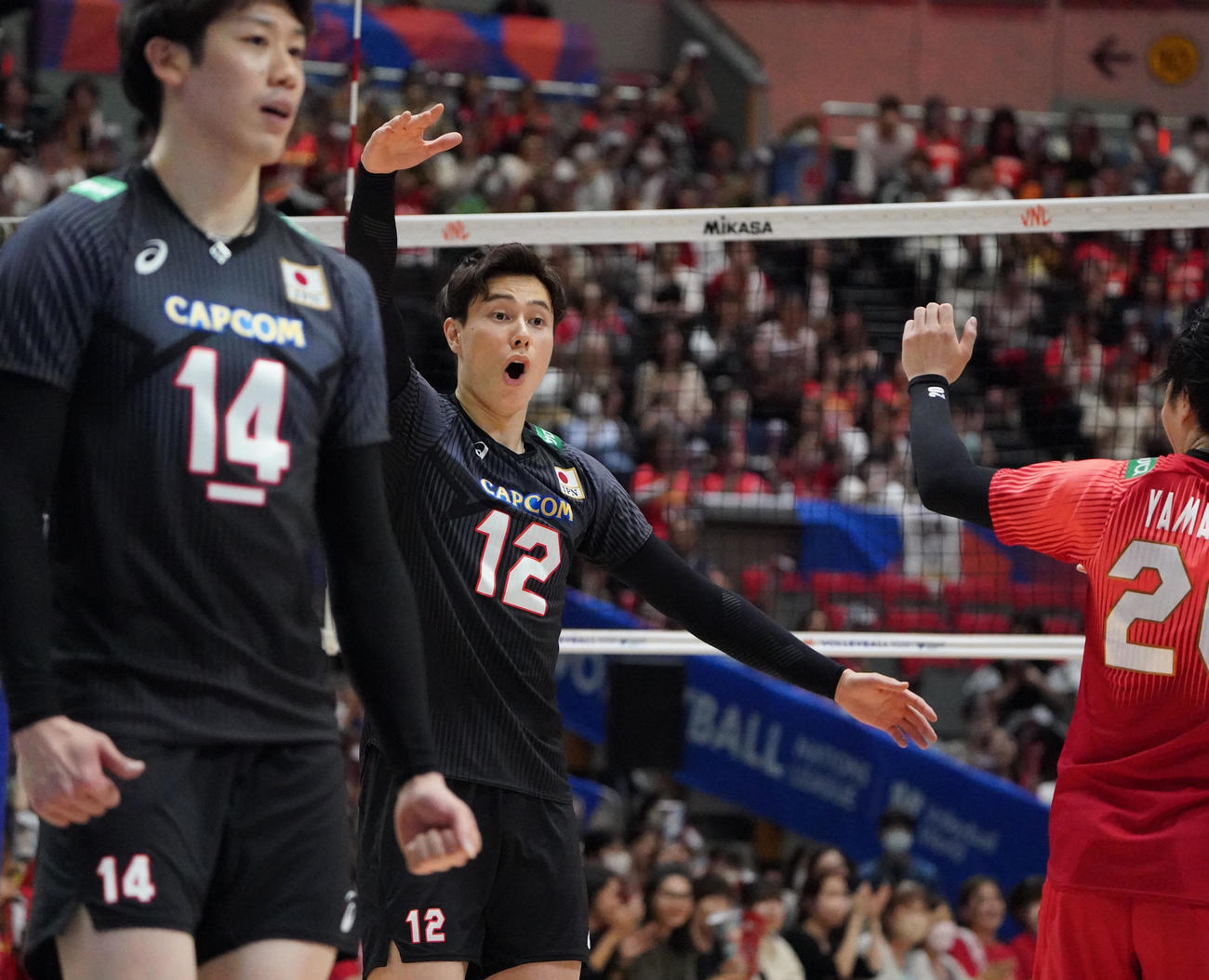 日本対フランス　第1セット、ポイントを奪い喜ぶ日本高橋藍（撮影・森本幸一）