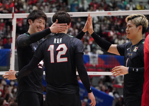 日本対フランス　第1セット、ポイントを奪い笑顔を見せる石川（左）（撮影・森本幸一）