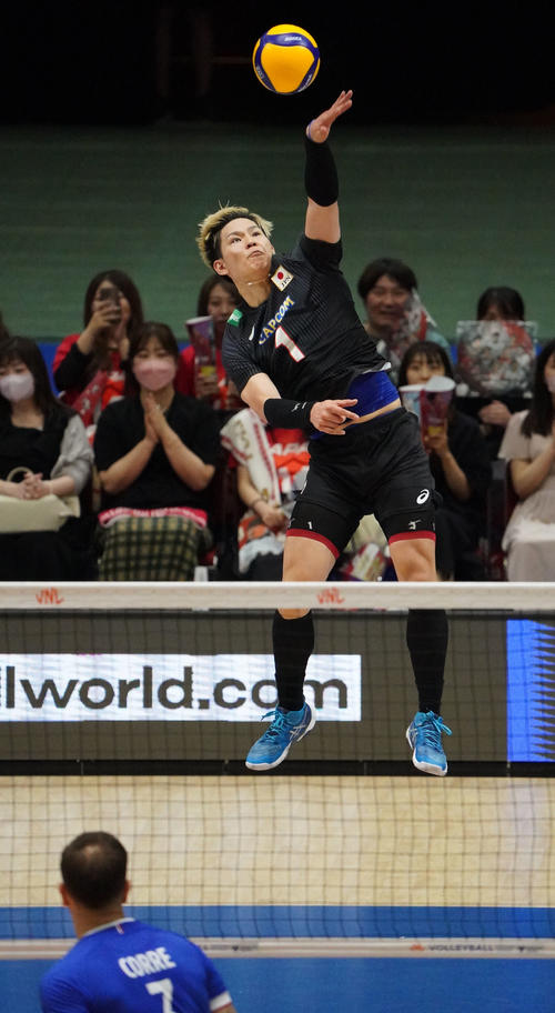 日本対フランス　第2セット、サーブを放つ日本西田（撮影・森本幸一）