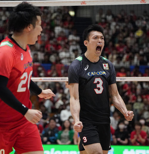 日本対フランス　第3セット、日本のポイント獲得に喜ぶ日本深津（右）（撮影・森本幸一）