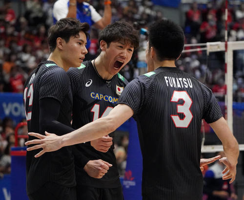 日本対フランス　第3セット、ポイントを奪いほえる日本石川（中央）（撮影・森本幸一）