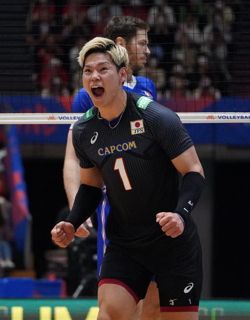 日本対フランス　第1セット、ポイントを奪い雄たけびを上げる西田（撮影・森本幸一）