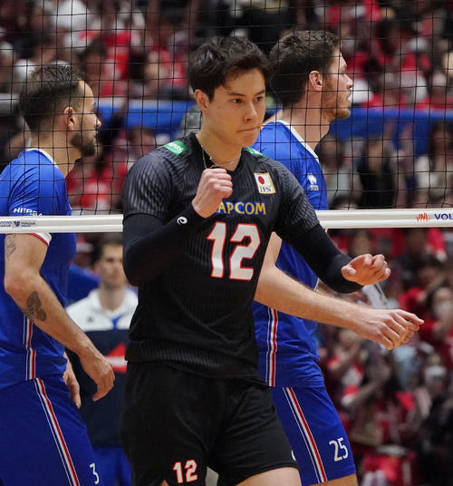 日本対フランス　第4セット、スパイクを決め喜ぶ日本高橋藍（撮影・森本幸一）
