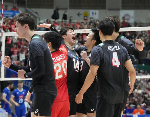 日本対フランス　セットカウント3－1でフランスに勝利し喜ぶ龍神NIPPON（撮影・森本幸一）