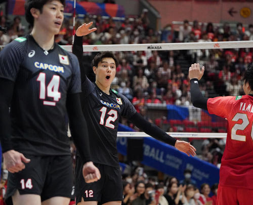 日本対フランス　第1セット、ポイントを奪い喜ぶ日本高橋藍（撮影・森本幸一）